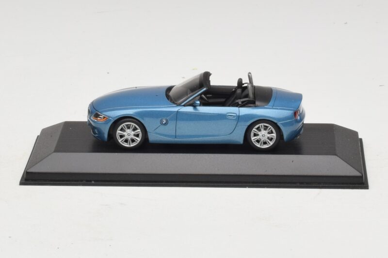 BMW Z4 E85 Lyseblå Metallic Erstatningsæske Minichamps 1:43 BMW Z4 E85 Lyseblå Metallic Erstatningsæske Minichamps 1:43 80420144054-R1 Metal