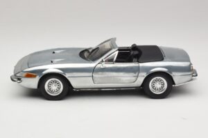 Ferrari 365 GTS Chrome Silver Hot Wheels 1:18 25738 Metal — billede 4 af 8