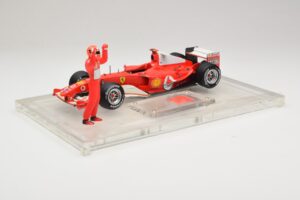 Ferrari F2004 #1 M. Schumacher F1 World Champion 2004 Med Racerdragt Hot Wheels 1:18 B66221 Metal