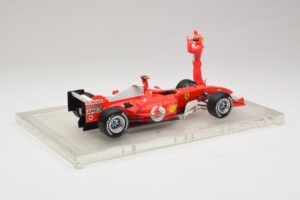 Ferrari F2004 #1 M. Schumacher F1 World Champion 2004 Med Racerdragt Hot Wheels 1:18 B66221 Metal — billede 2 af 6