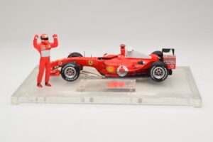 Ferrari F2004 #1 M. Schumacher F1 World Champion 2004 Med Racerdragt Hot Wheels 1:18 B66221 Metal — billede 3 af 6