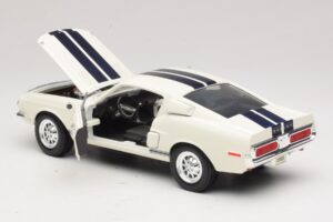 Ford Shelby GT500KR Hvid Road Legends 1:18 92168 Metal — billede 5 af 8