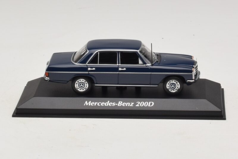 Mercedes 200D W115 Blå Maxichamps 1:43 940034000 Metal