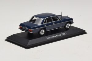 Mercedes 200D W115 Blå Maxichamps 1:43 940034000 Metal — billede 2 af 5