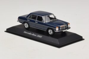 Mercedes 200D W115 Blå Maxichamps 1:43 940034000 Metal — billede 3 af 5