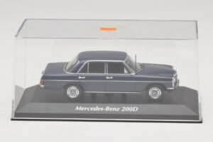 Mercedes 200D W115 Blå Maxichamps 1:43 940034000 Metal — billede 4 af 5