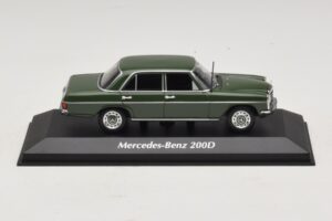 Mercedes 200D W115 Mørkegrøn Maxichamps 1:43 Mercedes 200D W115 Mørkegrøn Maxichamps 1:43 940034001 Metal