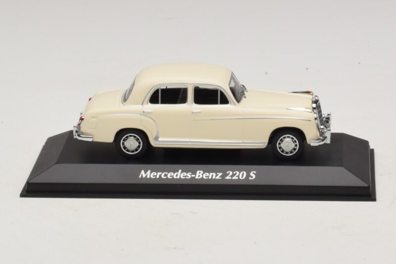 Mercedes 220 S W180 Hvid Maxichamps 1:43 Mercedes 220 S W180 Hvid Maxichamps 1:43 940033000 Metal