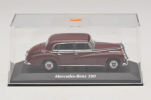 Mercedes 300 W186 Mørkerød Maxichamps 1:43 940039060 Metal — billede 4 af 5