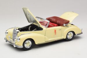 Mercedes 300S Cremefarvet Maisto 1:18 31806 Metal — billede 2 af 8