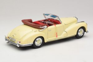 Mercedes 300S Cremefarvet Maisto 1:18 31806 Metal — billede 3 af 8