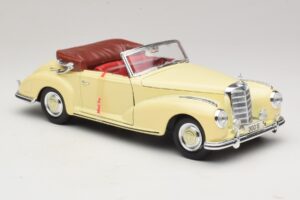 Mercedes 300S Cremefarvet Maisto 1:18 31806 Metal — billede 6 af 8
