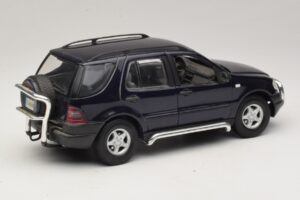 Mercedes ML320 W163 Blå Maisto 1:18 31847 Metal — billede 3 af 8