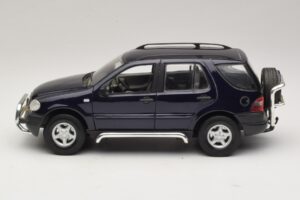 Mercedes ML320 W163 Blå Maisto 1:18 31847 Metal — billede 4 af 8