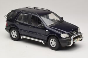 Mercedes ML320 W163 Blå Maisto 1:18 31847 Metal — billede 6 af 8