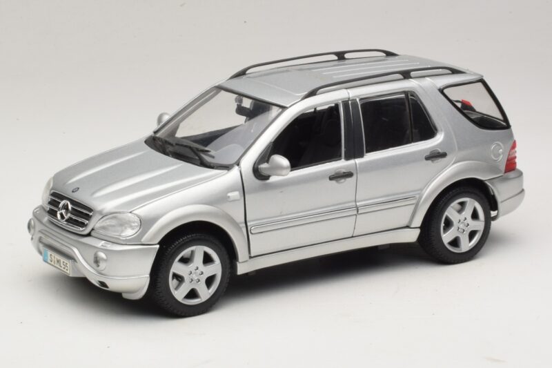 Mercedes ML55 AMG W163 Sølv Maisto 1:18 31876-P1 Metal