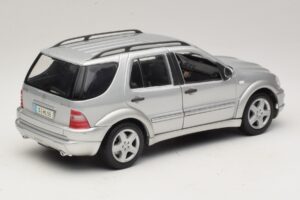 Mercedes ML55 AMG W163 Sølv Maisto 1:18 31876-P1 Metal — billede 3 af 8