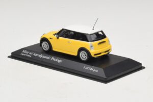 Mini Cooper One R50 med Aero-pakke Gul Minichamps 1:43 431138274 Metal — billede 3 af 4