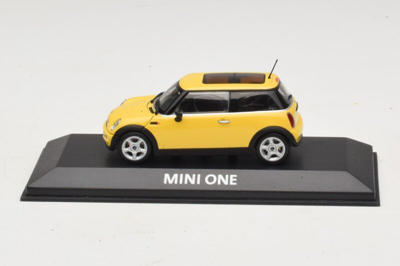 Mini Cooper S R53 Liquid Yellow Med Panoramatag Minichamps 1:43 Mini Cooper S R53 Liquid Yellow Med Panoramatag Minichamps 1:43 MINI013 Metal