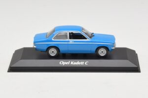 Opel Kadett C Blå Maxichamps 1:43 Opel Kadett C Blå Maxichamps 1:43 940045601 Metal