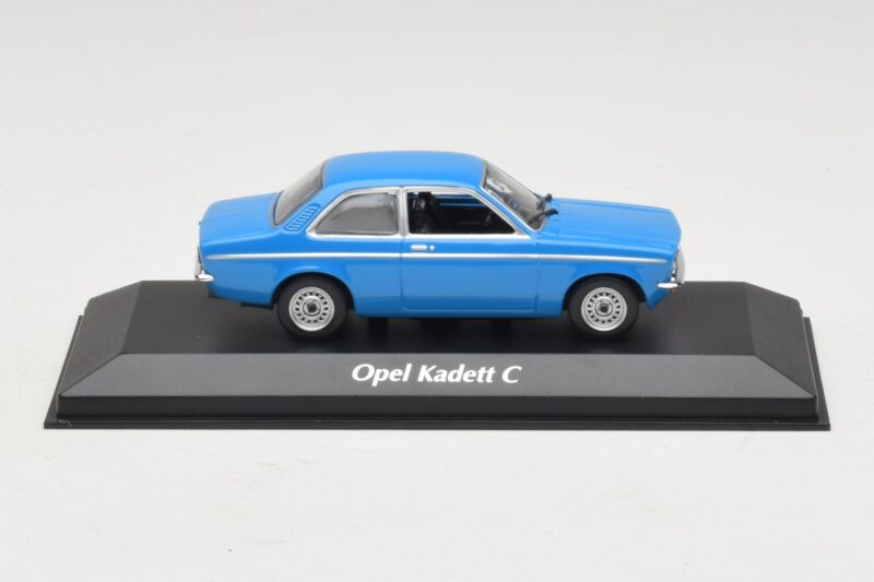 Opel Kadett C Blå Maxichamps 1:43 Opel Kadett C Blå Maxichamps 1:43 940045601 Metal