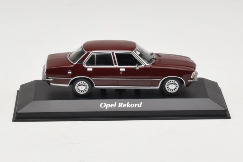 Opel Rekord D Mørkerød Maxichamps 1:43 Opel Rekord D Mørkerød Maxichamps 1:43 940044000 Metal