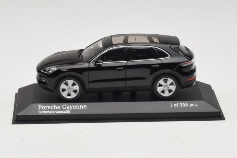 Porsche Cayenne Sort Metallic Minichamps 1:43 410066301 Metal