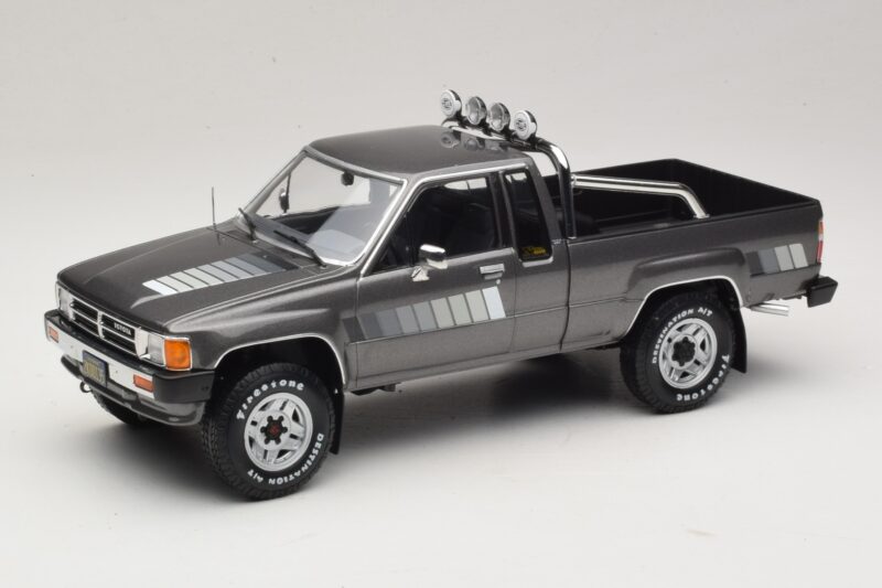 Toyota Hilux N50 Xtra Cab 4x4 Grå Metallic KK-Scale 1:18 KKDC181563 Metal