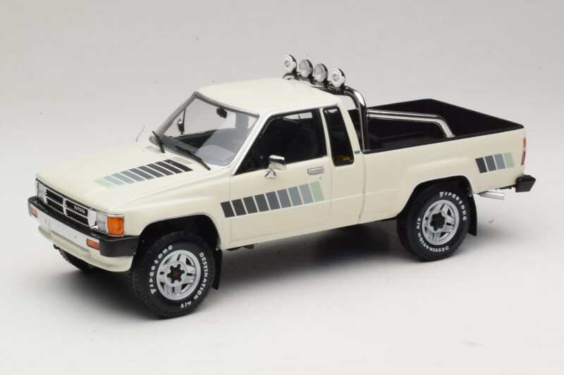 Toyota Hilux N50 Xtra Cab 4x4 Hvid KK-Scale 1:18 KKDC181564 Metal