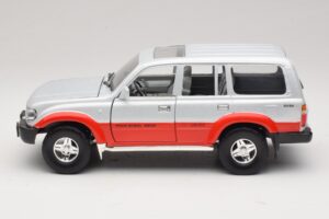 Toyota Land Cruiser J80 Sølv Rød Road Legends 1:18 92098 Metal — billede 4 af 8