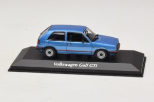 Volkswagen Golf GTI Mk2 Blå Metallic Maxichamps 1:43 Volkswagen Golf GTI Mk2 Blå Metallic Maxichamps 1:43 940054120 Metal