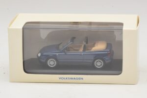 Volkswagen Golf Mk4 Cabriolet Blå Forhandlerudgave Minichamps 1:43 GOLF005 Metal — billede 5 af 5