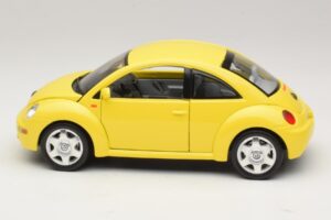 Volkswagen New Beetle A4 Gul Bburago 1:18 3302 Metal — billede 4 af 8