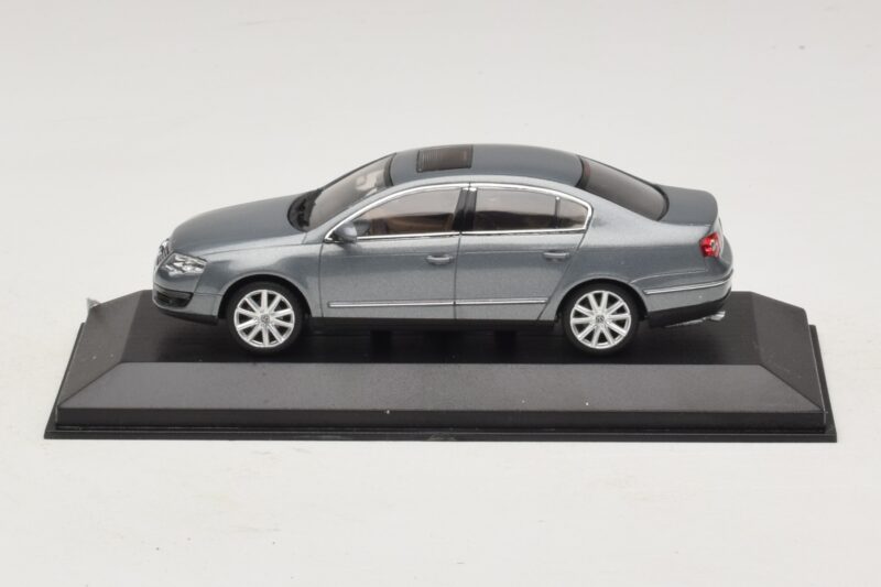 Volkswagen Passat B6 Grå Metallic Minichamps 1:43 PASSAT006 Metal