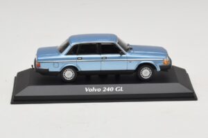 Volvo 240 GL Blue Metallic Maxichamps 1:43 940171400 Metal