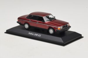 Volvo 240 GL Dark Red Metallic Maxichamps 1:43 940171401 Metal — billede 3 af 5