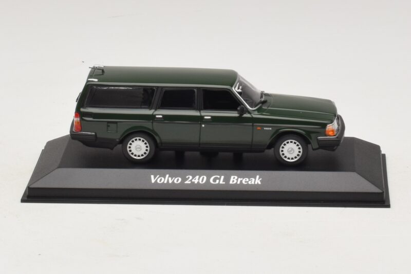 Volvo 240 GL Stationcar Mørkegrøn Maxichamps 1:43 Volvo 240 GL Stationcar Mørkegrøn Maxichamps 1:43 940171411 Metal
