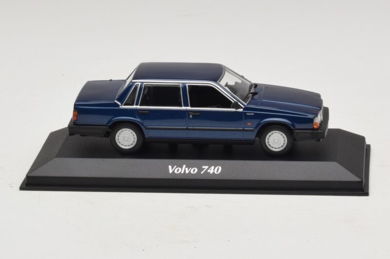 Volvo 740 Dark Blue Metallic Maxichamps 1:43 Volvo 740 Dark Blue Metallic Maxichamps 1:43 940171701 Metal